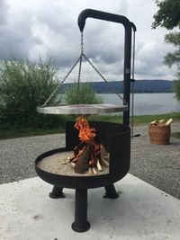 Schwenkgrill mit Feuer am See